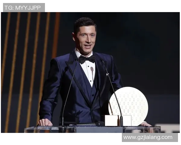 国外抱足球明星的神秘身份揭晓引发全球热议 国外抱足球明星的神秘身份揭晓引发全球热议